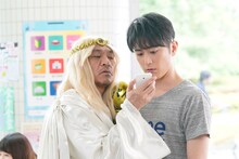 タウンワークのCM撮影に臨むダウンタウン松本（左）と間宮祥太朗（右）。