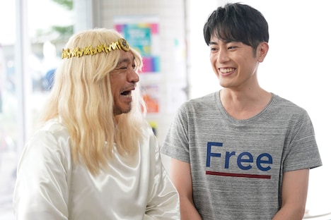 タウンワークのCM撮影中に笑い合う、ダウンタウン松本（左）と間宮祥太朗（右）。