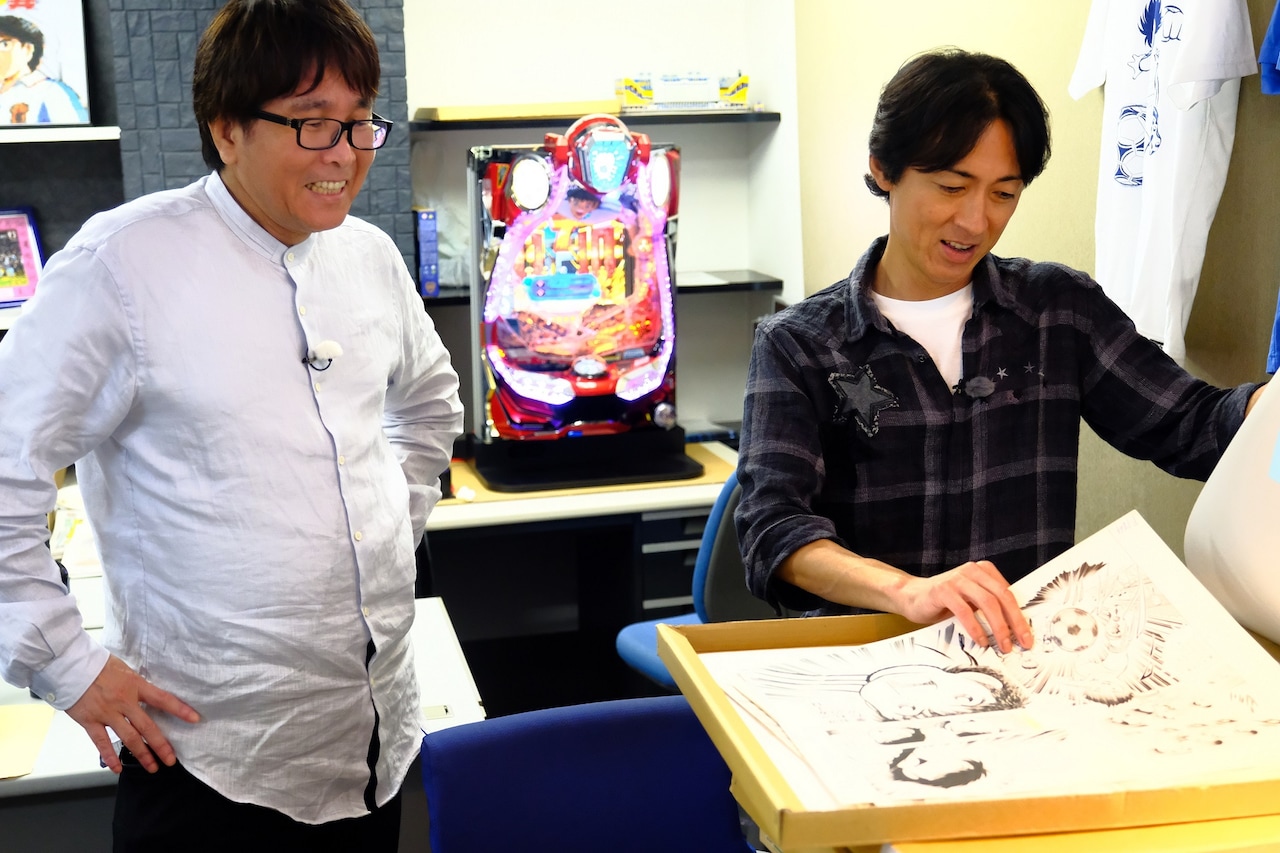 左から高橋陽一、ナインティナイン矢部。(c)2018 Animax Broadcast Japan.