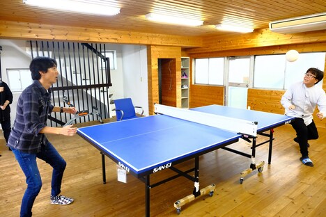 ヘディスで対決する（左から）ナインティナイン矢部、高橋陽一。(c)2018 Animax Broadcast Japan.