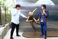 左から高橋陽一、ナインティナイン矢部。(c)2018 Animax Broadcast Japan.