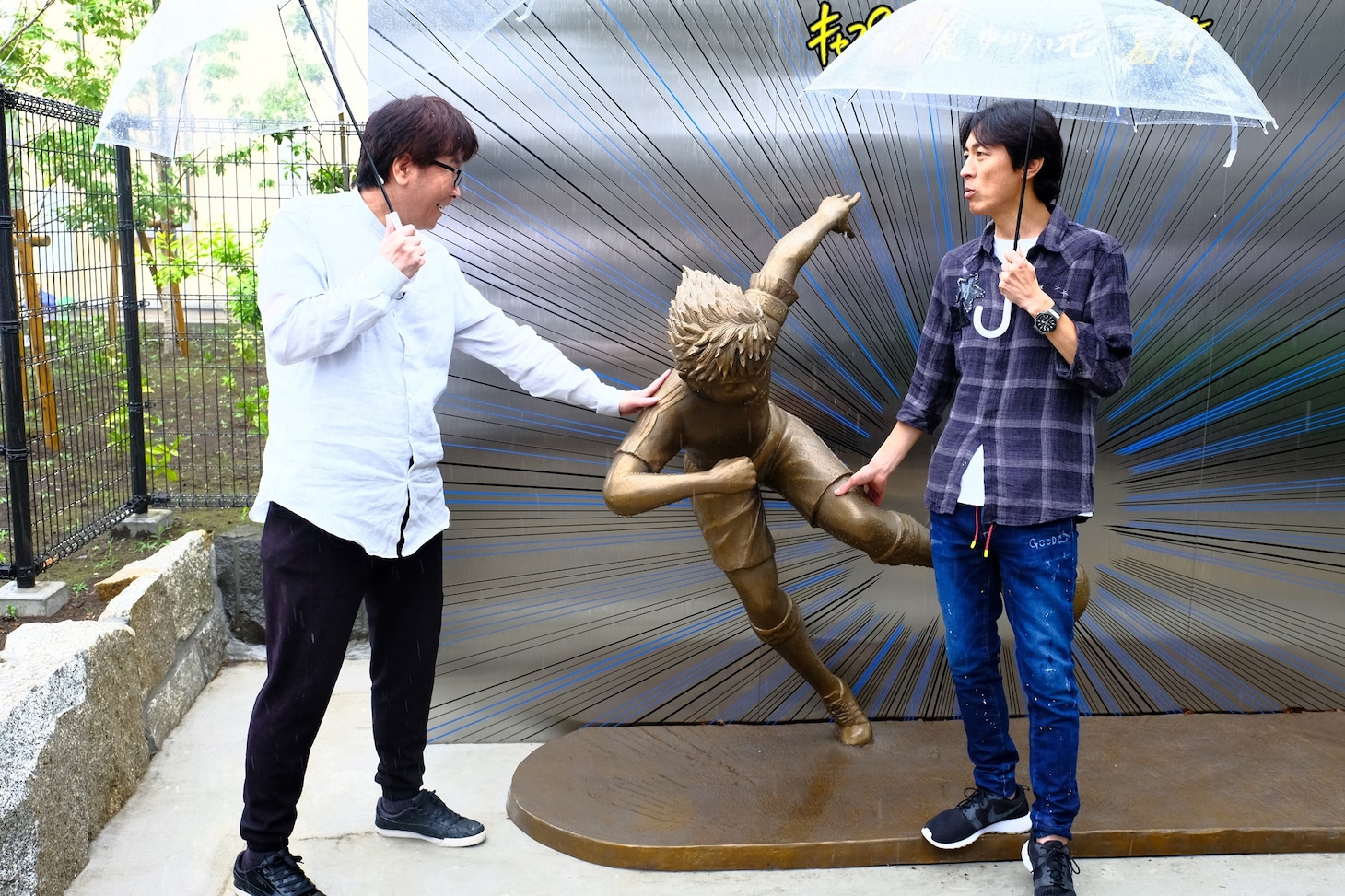 左から高橋陽一、ナインティナイン矢部。(c)2018 Animax Broadcast Japan.