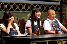 （左から）玉井詩織、高城れに、笑福亭鶴瓶。(c)関西テレビ