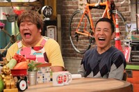 （左から）石塚英彦、ナインティナイン岡村。(c)関西テレビ