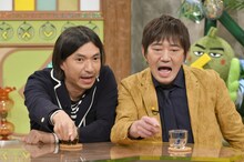 左からふかわりょう、メッセンジャー黒田。(c)読売テレビ