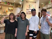 左から海原やすよ ともこ、野性爆弾。