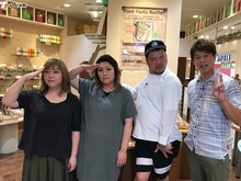 左から海原やすよ ともこ、野性爆弾。