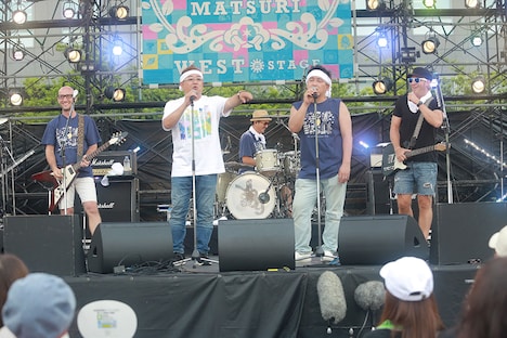 MONKEY MAJIK×サンドウィッチマンによるステージの様子。