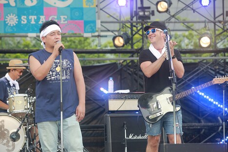 サンドウィッチマン富澤(左)とBlaise(右)。