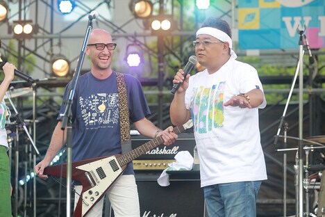 Maynard(左)とサンドウィッチマン伊達(右)。