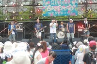 MONKEY MAJIK×サンドウィッチマンによるステージの様子。