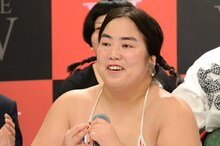 変な顔をするゆりやんレトリィバァ。