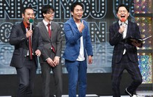 スーパーマラドーナ（中央）と進行役の千鳥。