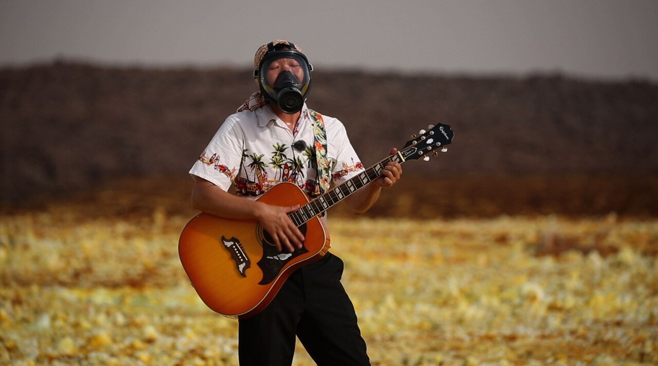 みやぞんが灼熱の大地・エチオピアへ、火山で歌う