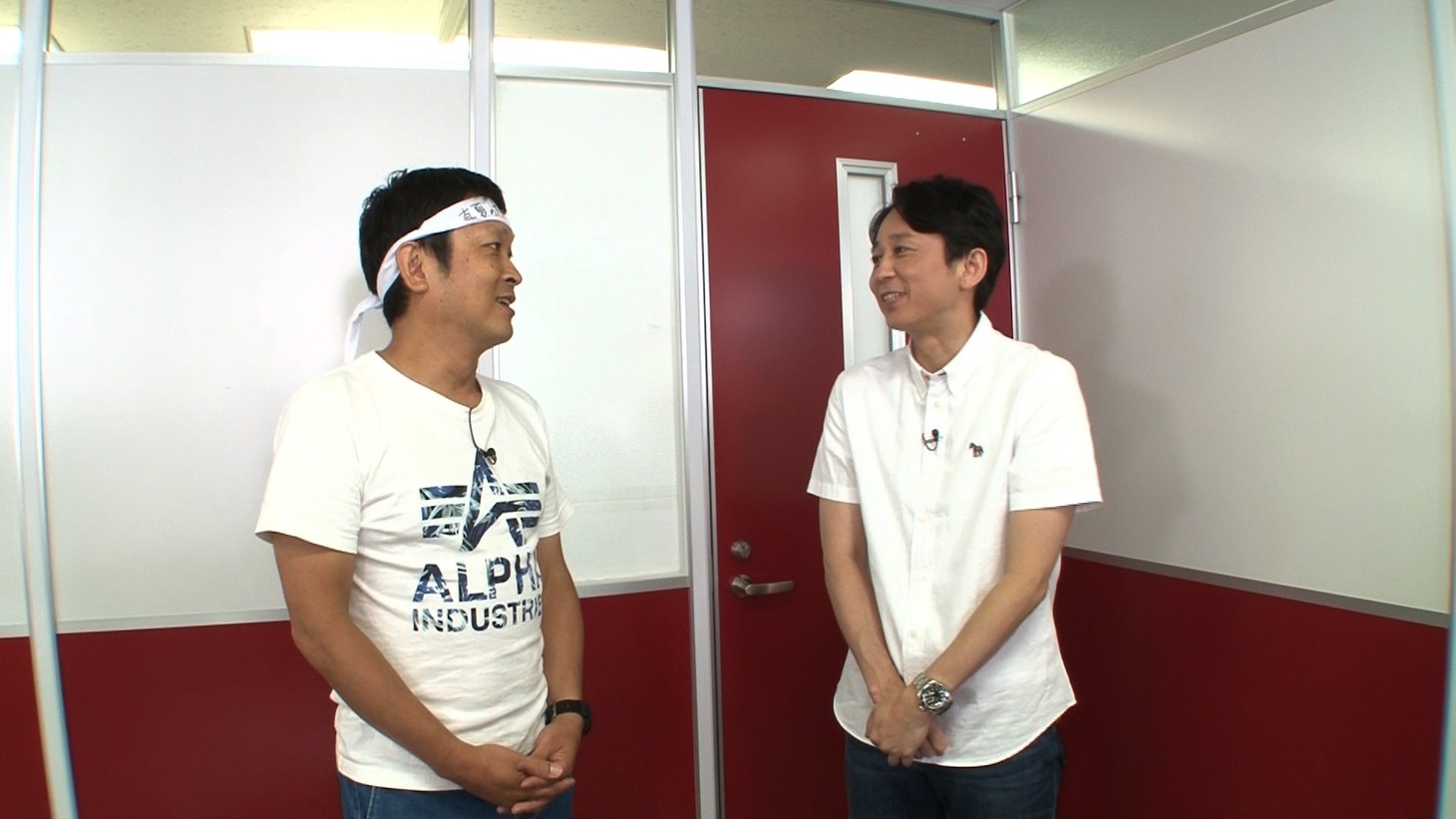 有吉弘行とデンジャラス安田（左）。(c)フジテレビ