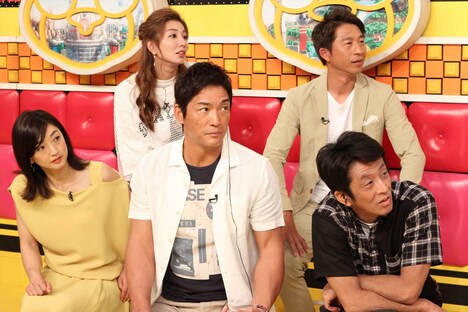 ネプチューン堀内（前列右）が参加する、アスリートチーム。(c)フジテレビ