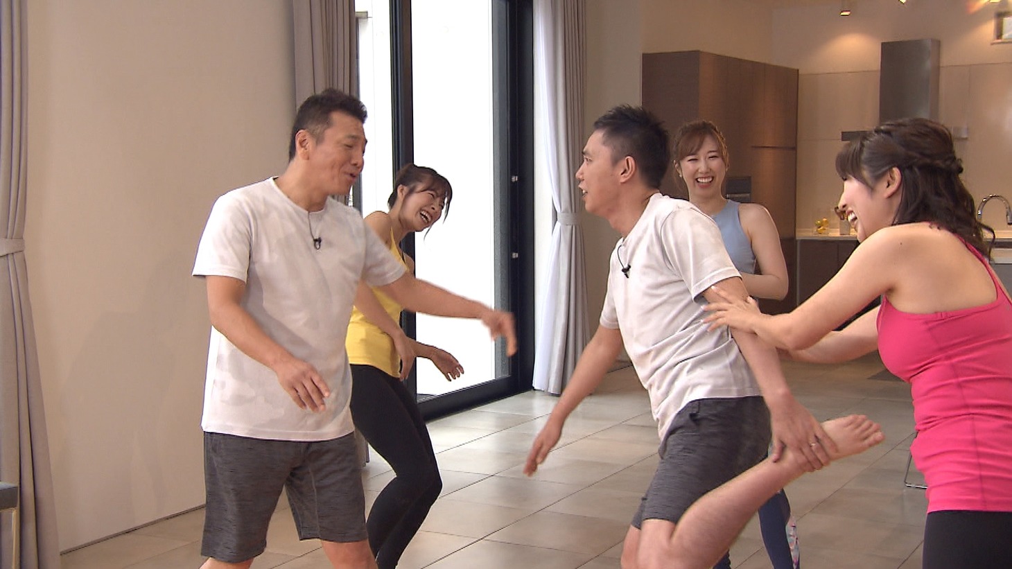 「太田上田」で女性ヨガトレーナーとのペアヨガに臨む（手前左から）くりぃむしちゅー上田、爆笑問題・太田。(c)中京テレビ