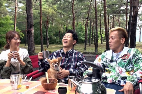 ジャングルポケット太田(中央)と近藤千尋(左)夫妻、じゅんいちダビッドソン(右)。(c)TBS