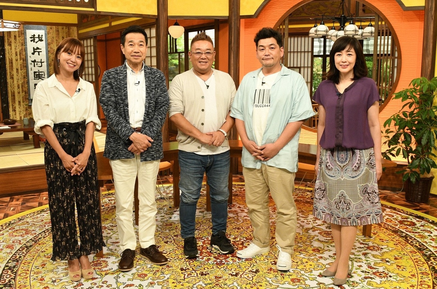 「実家を片づけてみませんか？」に出演する（左から）鈴木亜美、三宅裕司、サンドウィッチマン、菊池桃子。(c)TBS