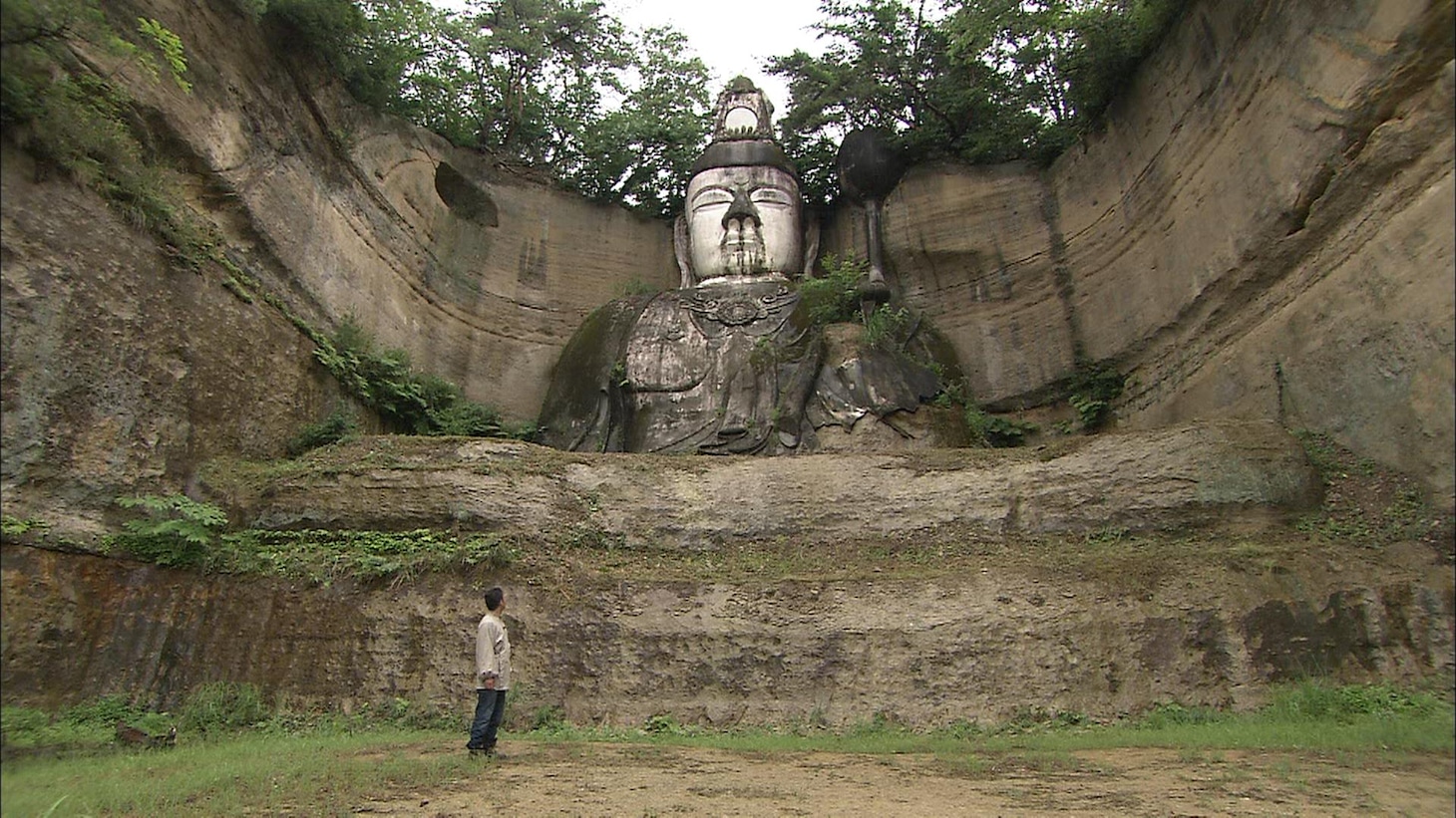 過去に「ナニコレ珍百景」で紹介された、福島の崖に出現した巨大仏。(c)テレビ朝日