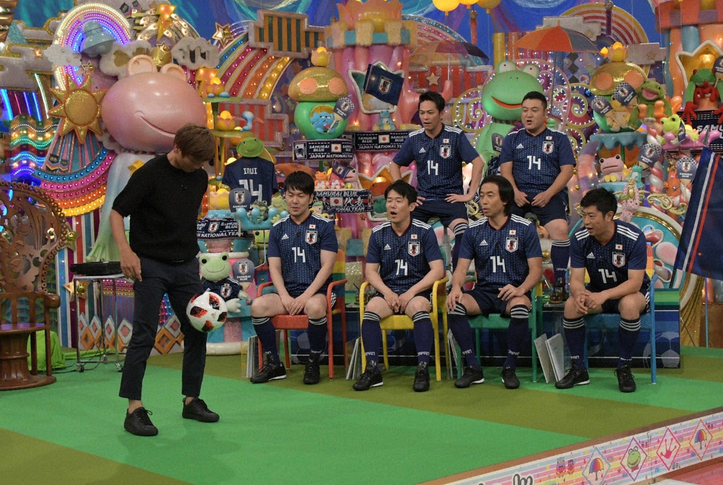 「アメトーーク！」に集結する「サッカー日本代表応援芸人」と、乾貴士選手（左）。(c)テレビ朝日