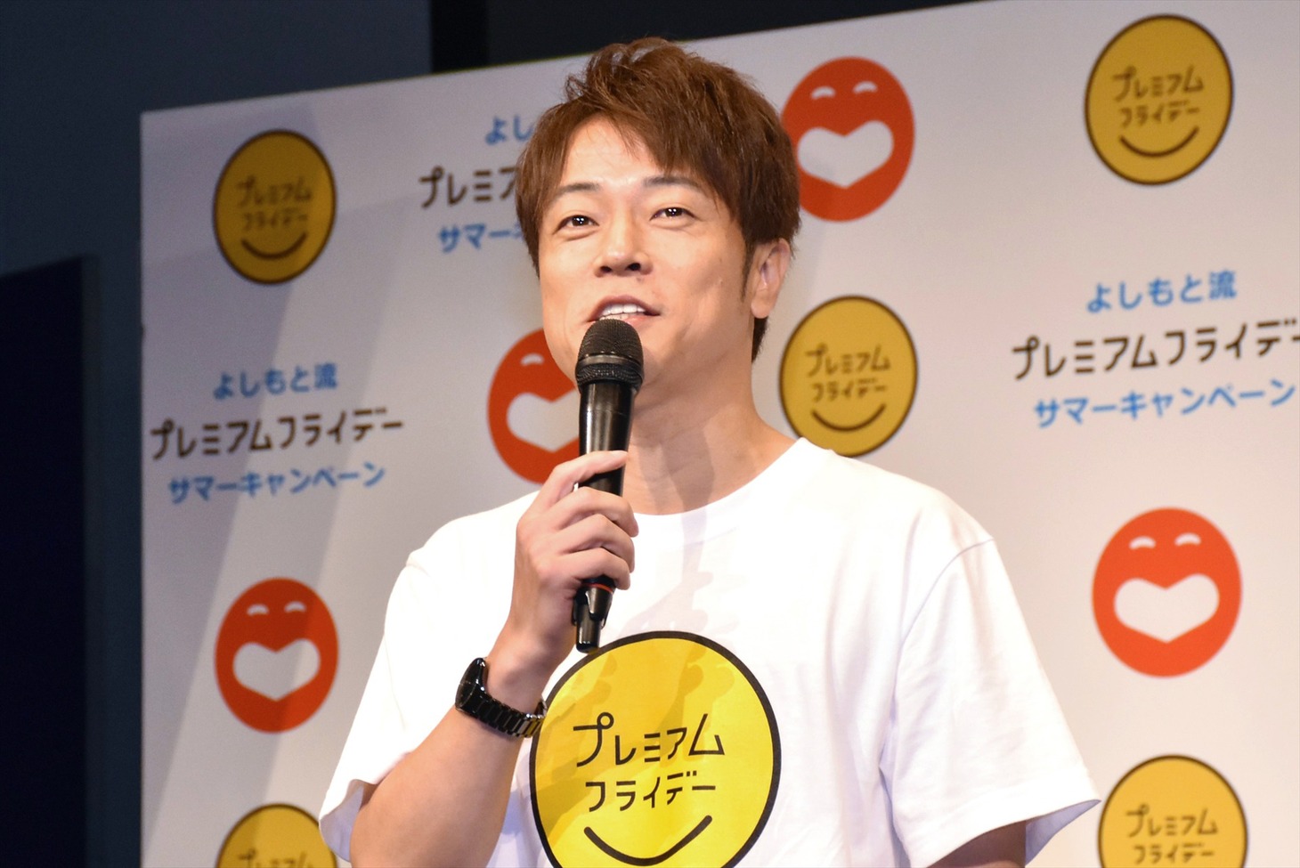 会見でMCを務める陣内智則。