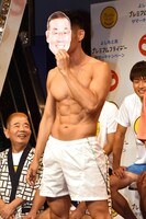 ロバート秋山公認というギャグを披露するレイザーラモンHG。