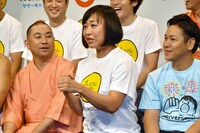 南海キャンディーズしずちゃん（中央）