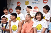 ライブ配信の施策をプレゼンする和牛（後列右）ら。