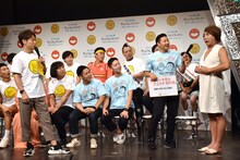 IKKOに扮するチョコレートプラネット松尾（右端）が注目を集めたワンシーン。