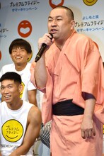 「プレミアムフライデーあるある」を歌う、レイザーラモンRG。