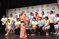 会見後に「夏の終わりのハーモニー」（井上陽水＆安全地帯）に乗せて「記者会見来る人、パソコン打つの速い」といった「記者会見あるある」を披露するレイザーラモンRG（中央）。
