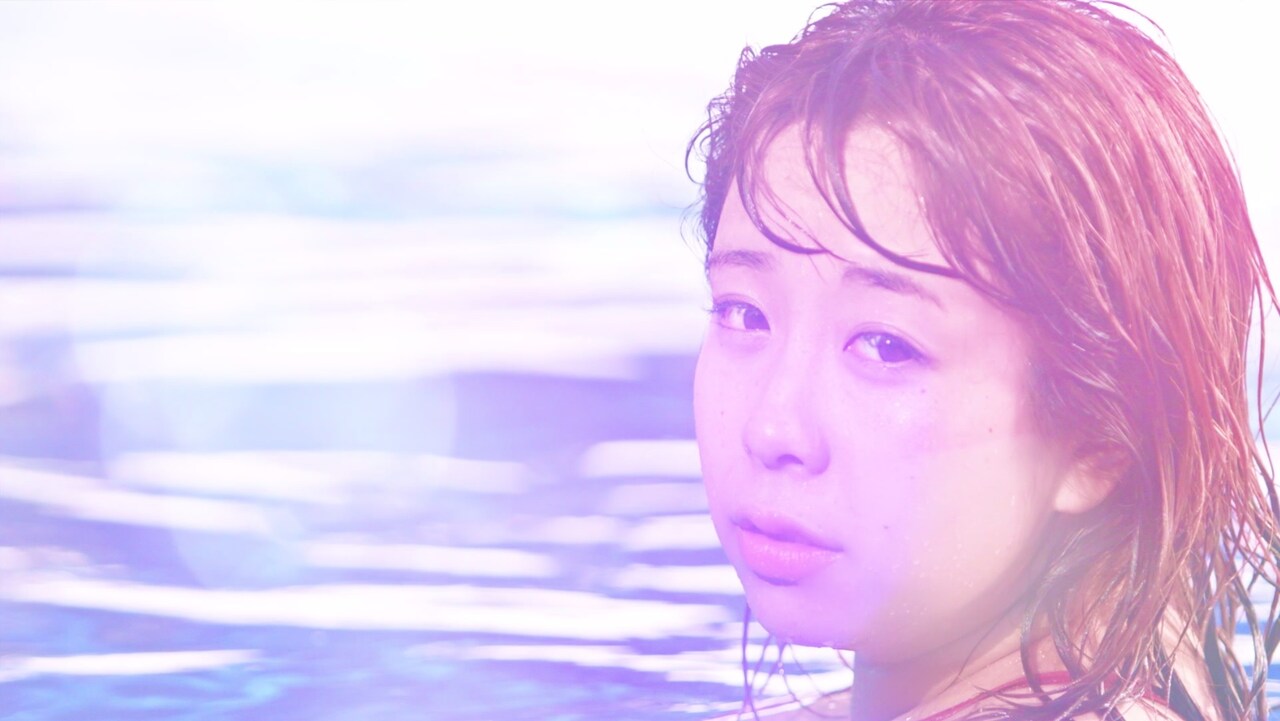 餅田コシヒカリがプールから登場、XOX「上海ハニー」のMV公開
