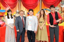左から新川優愛、サンドウィッチマン、池田美優、古坂大魔王。(c)MBS
