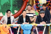 「やりすぎ都市伝説」に出演する野性爆弾（後方2人）。(c)テレビ東京