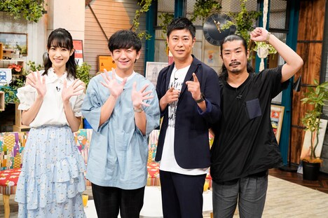 左から高橋ひかる、パンサー。