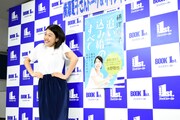 さまざまなポーズを要求され、「それ本当に使います？」と笑顔で応える横澤夏子。