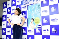 さまざまなポーズを要求され、「それ本当に使います？」と笑顔で応える横澤夏子。