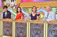 左から竹内涼真、浜辺美波、滝沢カレン、加藤一二三。(c)日本テレビ