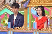 左から竹内涼真、浜辺美波。(c)日本テレビ