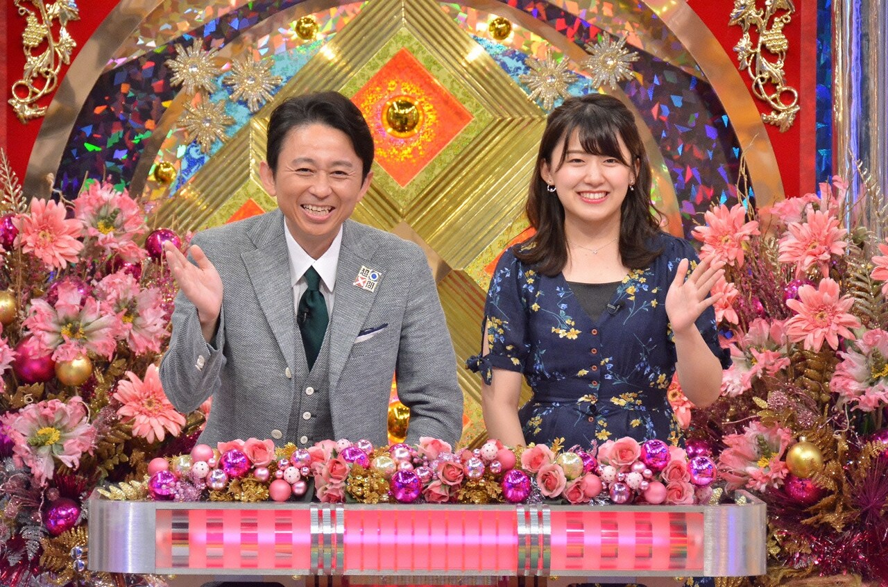 左から有吉弘行、尾崎里紗アナウンサー。(c)日本テレビ