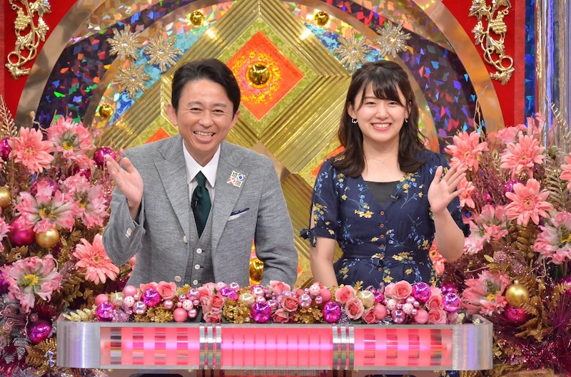 左から有吉弘行、尾崎里紗アナウンサー。(c)日本テレビ
