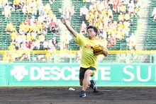 投球するジミー大西。