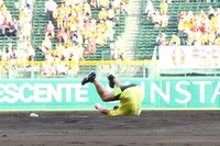 転がってみせるジミー大西。