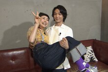 中村倫也にお姫様抱っこしてもらう久本雅美。(c)TBS