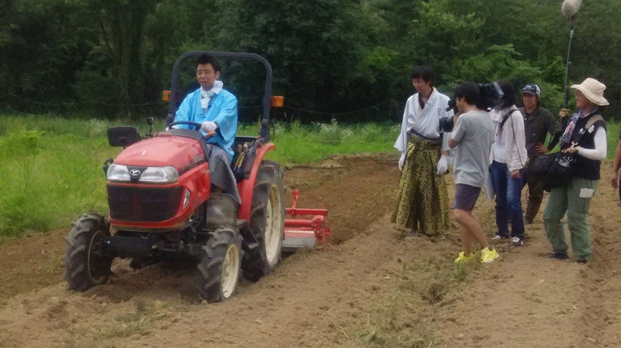 トラクターを運転するよゐこ有野。(c)RCC