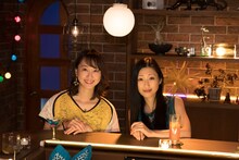 左から松井玲奈、壇蜜。(c)NHK