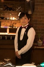 “たとえ好き”のマスターに扮するいきものがかり水野良樹。(c)NHK