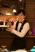 “たとえ好き”のマスターに扮するいきものがかり水野良樹。(c)NHK