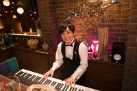 「たとえBAR」の様子。(c)NHK